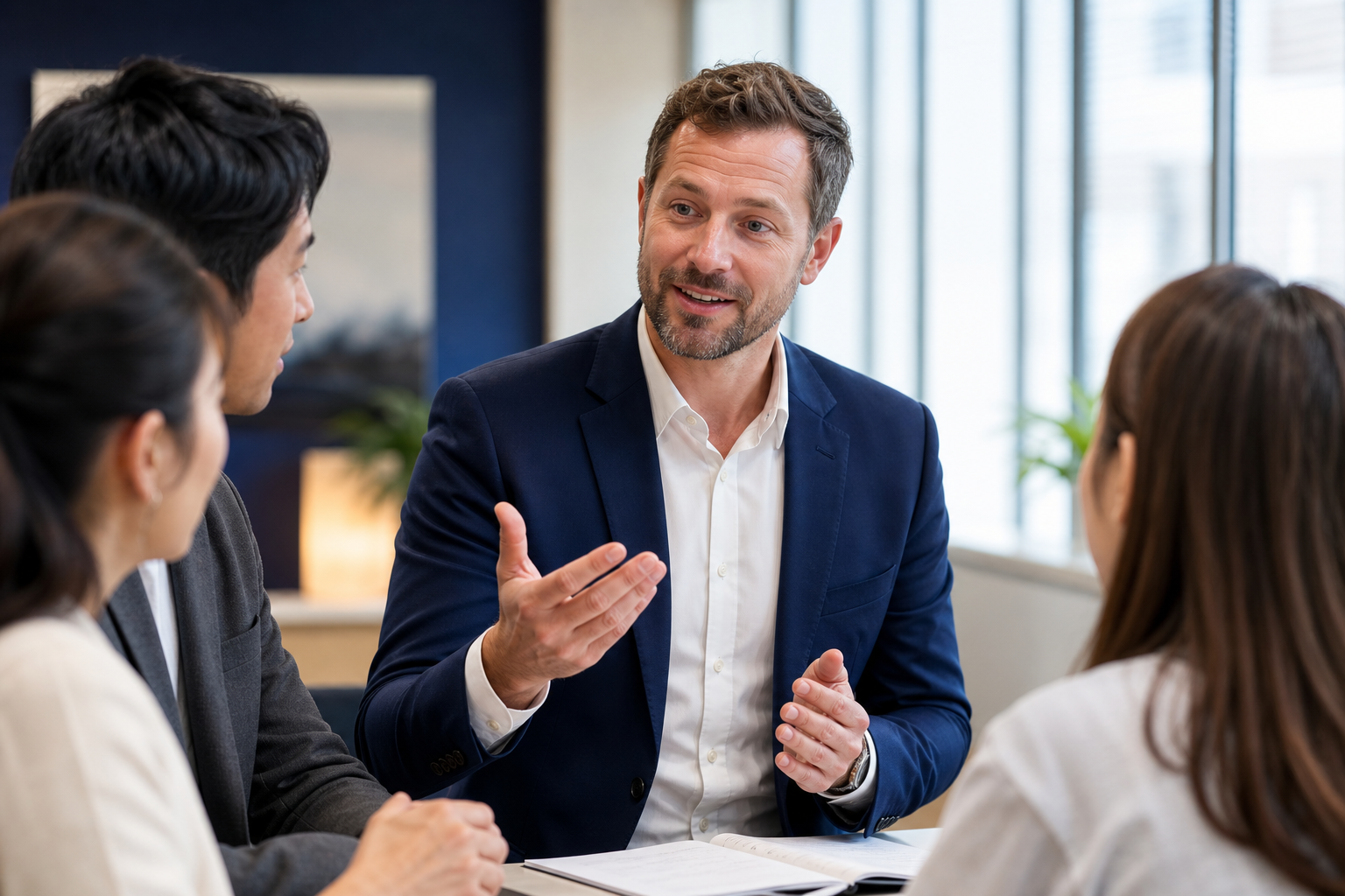 英語の授業を行う講師のイメージ