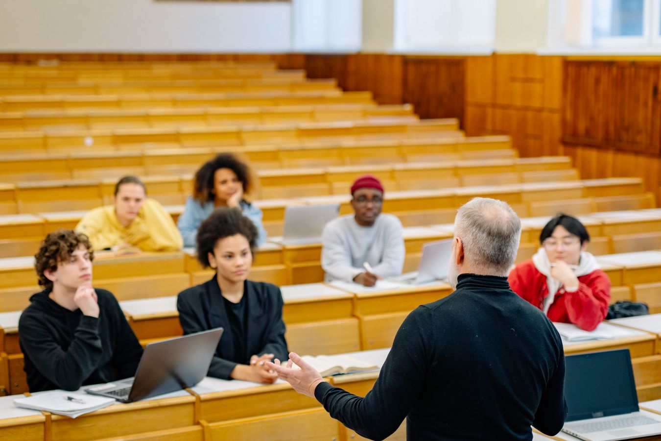 大学で語学授業を受ける成人学習者